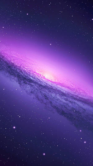 在深邃的宇宙夜空中，一個充滿活力的紫色螺旋星系被無數星星環繞。