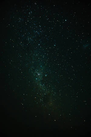 黑暗夜空中有青綠色星星的銀河系