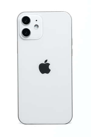白色 iPhone 12 mini 配備雙鏡頭模組和 Apple 標誌。