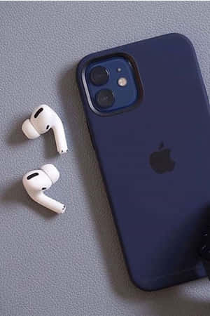 深藍色iPhone保護殼和白色AirPods在灰色紋理表面上。