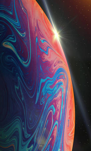 一顆色彩繽紛的旋轉行星，在太空中一顆明亮的星星下發光。