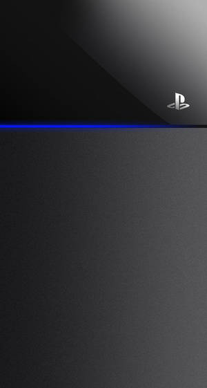黑色 PlayStation 主機，帶有發光的藍色燈條和銀色標誌。