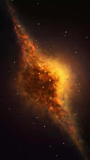 在深空中發出橙色和黃色光芒的螺旋星系。 — 銀河 壁紙