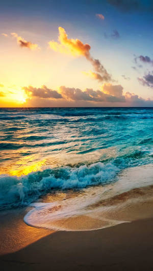 夕陽映照海洋，海浪沖刷沙灘