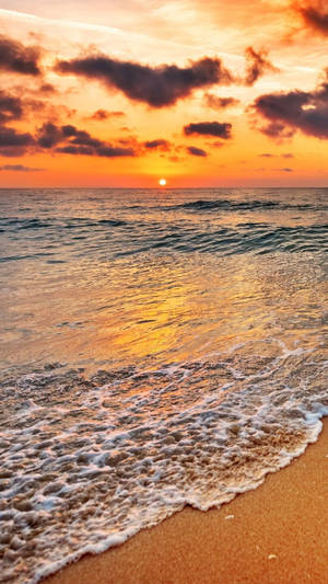 夕陽下的海洋，海浪沖刷沙灘