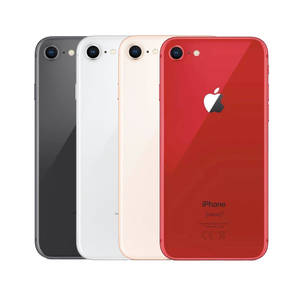 四部不同顏色的 iPhone 7 排成一排展示其背面。