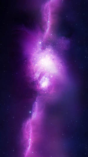 太空中帶有發光星星的充滿活力的紫色星雲 — 紫色 iPhone 壁紙