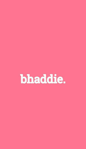 粉紅色背景上帶有白色文字寫著 bhaddie。 — iPhone 粉紅美學 壁紙