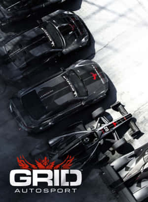 俯瞰拍攝黑色賽車停在混凝土上，帶有GRID AUTOSPORT標誌。