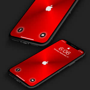兩部iPhone，紅色螢幕在深色背景上顯示時間和日期。