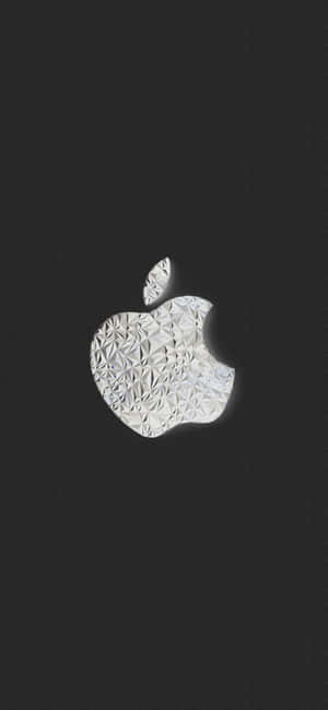 銀色Apple標誌，幾何圖案，黑色紋理背景。