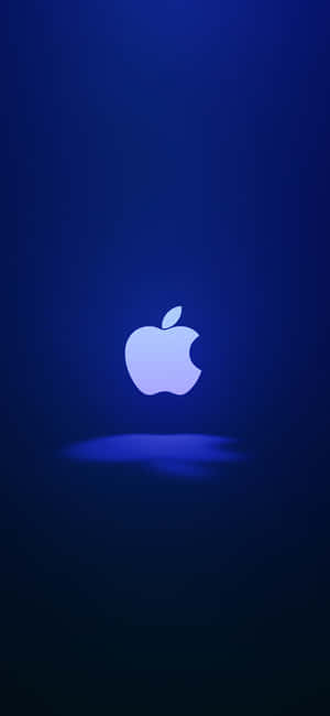 深藍色漸變背景上發光的Apple標誌，帶柔和反射。