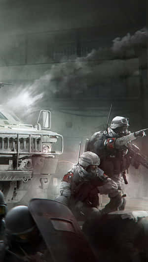 身穿戰鬥裝備的士兵在城市環境中靠近裝甲車穿過煙霧前進。