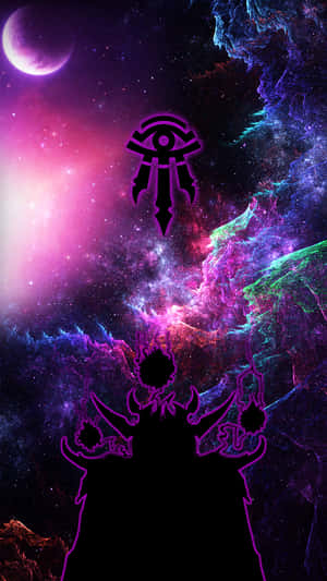 一個角狀人物的黑色剪影，以紫色勾勒，映襯著色彩繽紛的宇宙星雲和新月。