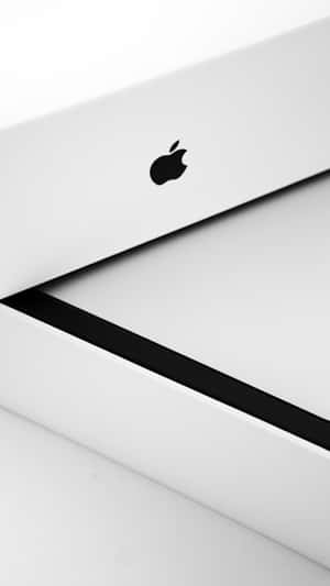白色Apple產品盒，黑色標誌同邊框