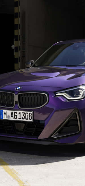 紫色BMW跑車停放在車庫中，車頭燈明亮。 — iPhone 18 Pro Max 壁紙