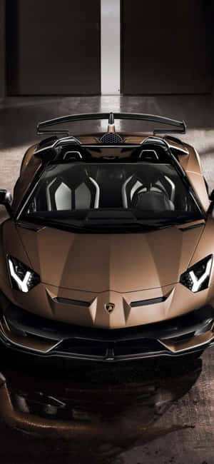 青銅色林寶堅尼Aventador Roadster在黑暗車庫中，帶有戲劇性燈光。