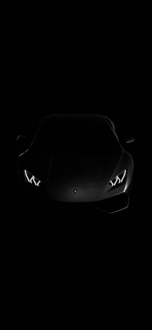 黑色林寶堅尼跑車在黑暗中車頭燈發光。