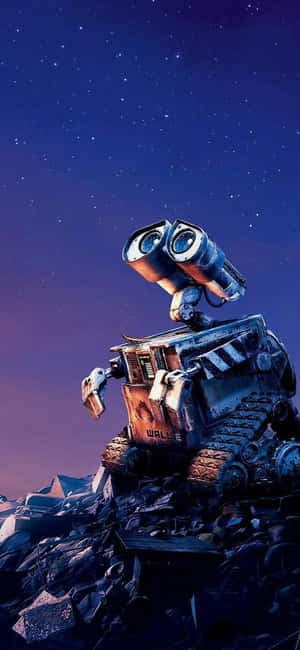 Wall-E 機械人站在一堆垃圾上，背景是星空暮色天空。