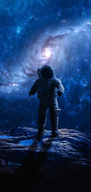 太空人在外星岩石上欣賞閃爍的螺旋星系。