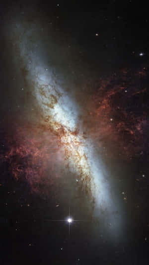 一個在深空中帶有藍色和紅色氣體及星星雲的螺旋星系。