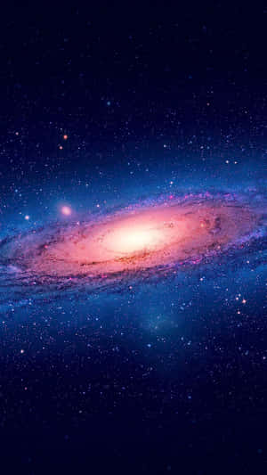 一個發光的螺旋星系，帶有粉紅色和藍色色調，被星星包圍。