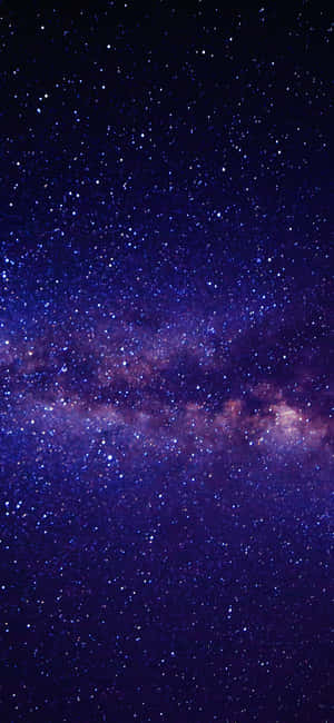 銀河系在深邃的夜空中閃爍著紫色和藍色的星星。