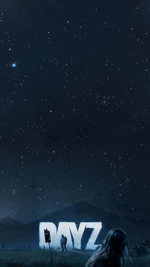 一個人在繁星點點的夜空下，看著山巒間發光的DAYZ標誌。