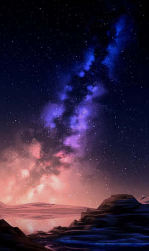 紫色和粉紅色的星雲在星空下黑暗的山脈剪影上方發光。