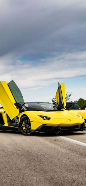 陰天下路上打開車門的黃色林寶堅尼 — 銀河F07 壁紙
