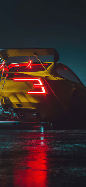 夜間濕路面上黃色跑車亮起紅色尾燈 — Pixel 7 壁紙