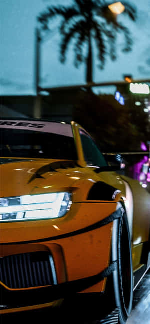 橙色跑車夜間停泊在棕櫚樹下，背景有城市燈光。 — Galaxy Note 壁紙