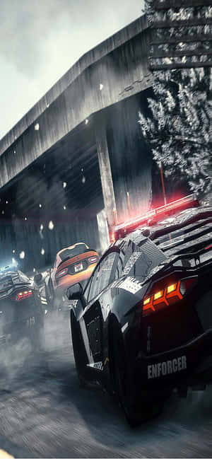 警車在積雪的城市隧道中追逐跑車，黃昏時分。 — iPhone 14 壁紙