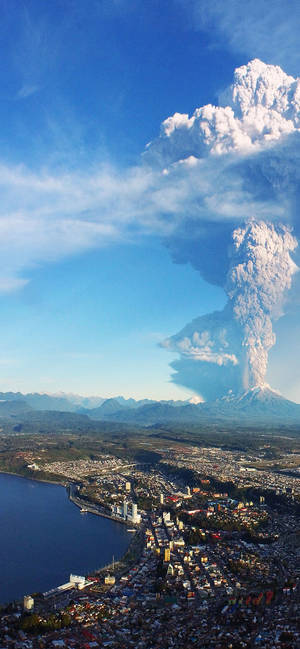 火山爆發，灰雲籠罩沿海城市和湖泊