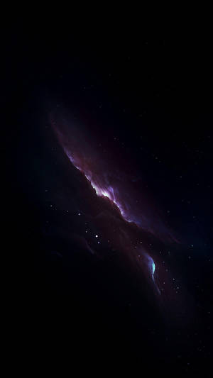 喺深空中被星星包圍嘅發光紫色同藍色星雲。