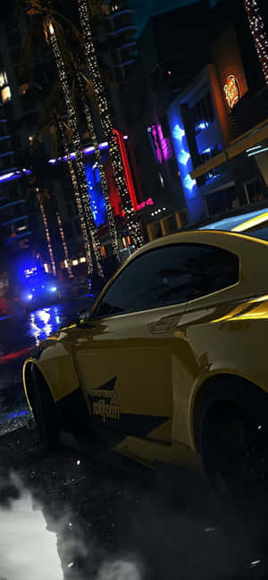 黃色跑車停在夜晚濕漉漉的城市街道上，伴有霓虹燈和棕櫚樹。 — Pixel 10 Pro XL 壁紙