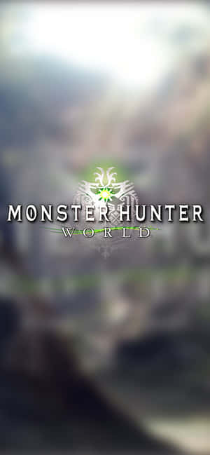 Monster Hunter World 遊戲標誌在霧氣山景中發出綠光。
