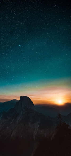 山峰在星空暮色天空下，閃爍日落地平線