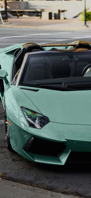 薄荷綠色林寶堅尼 Aventador 開篷跑車停泊在城市街道 — 銀河F 壁紙