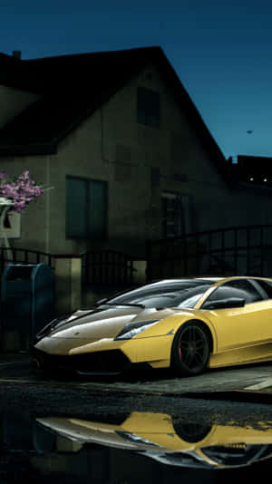 金色跑車夜間停泊，水坑倒影近房屋