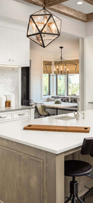 現代廚房，配有白色櫥櫃、木樑和幾何吊燈。