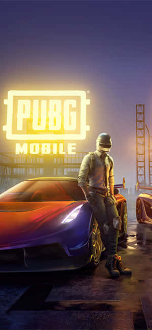 夜晚喺發光嘅PUBG Mobile招牌下面，遊戲角色靠住一架跑車。 — Infinix Note 60 壁紙