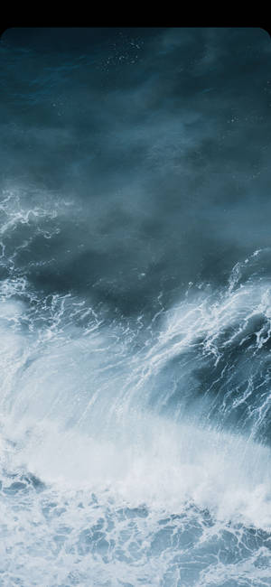 暴風雨中的海浪帶著白色泡沫衝擊著陰暗的大海。