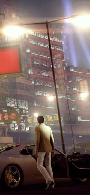 穿著米色西裝的男人在霓虹燈閃爍的夜晚城市中站在銀色跑車旁邊。 — POCO X 壁紙