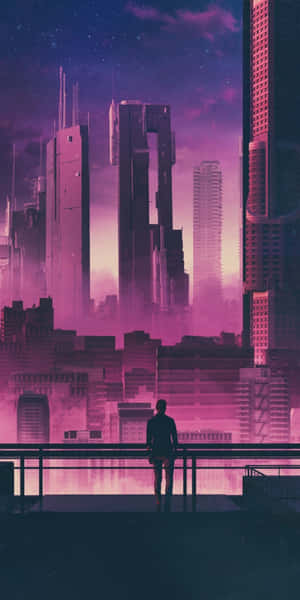 一個人在陽台上凝視著夜晚霓虹燈閃爍的未來城市的剪影。 — 紫色 iPhone 壁紙