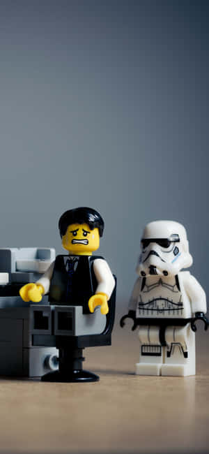 憤怒表情的LEGO商人旁邊有LEGO風暴兵