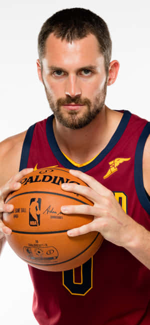 職業籃球運動員在攝影棚拍攝中手持 Spalding 籃球。