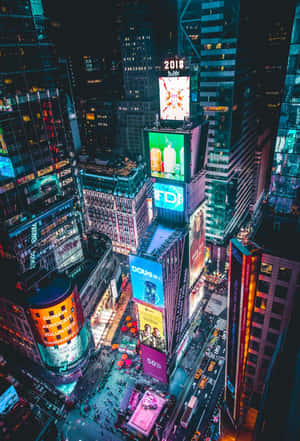 夜晚的時報廣場，閃爍的廣告牌和繁忙的街道。