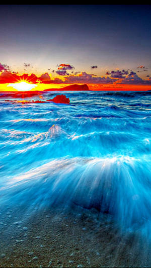 日落時分，海浪拍打海洋，天空色彩繽紛