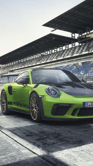 濕滑賽道上的青檸綠色保時捷911 GT3 RS與空看台。